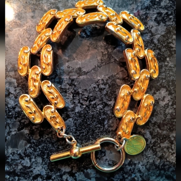 Vintage Anne Klein Gold-Tone Bracelet 8 Inches Toggle Closure - Beautiful! - Picture 2 of 7